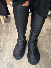 Lade das Bild in den Galerie-Viewer, Papucei Lammfell Stiefel
