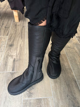 Lade das Bild in den Galerie-Viewer, Papucei Lammfell Stiefel
