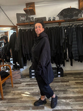 Lade das Bild in den Galerie-Viewer, Studio b3 Hoodie Ovina
