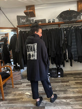 Lade das Bild in den Galerie-Viewer, Studio b3 Hoodie Ovina
