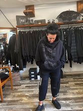 Lade das Bild in den Galerie-Viewer, Studio b3 Hoodie Ovina
