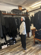 Lade das Bild in den Galerie-Viewer, Studio b3 Pullover Reman
