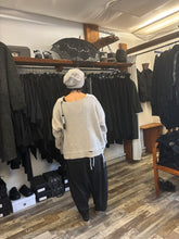Lade das Bild in den Galerie-Viewer, Studio b3 Pullover Reman
