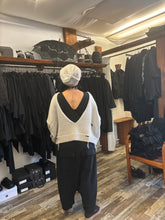 Lade das Bild in den Galerie-Viewer, Studio b3 Pullover Reman
