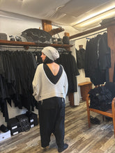 Lade das Bild in den Galerie-Viewer, Studio b3 Pullover Reman
