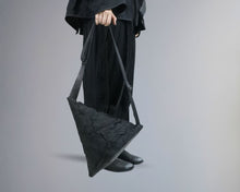 Lade das Bild in den Galerie-Viewer, Papucei Dreieckstasche
