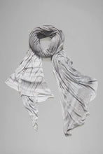 Lade das Bild in den Galerie-Viewer, Transit handgefärbter Schal
