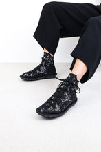 Lade das Bild in den Galerie-Viewer, Trippen Relate
